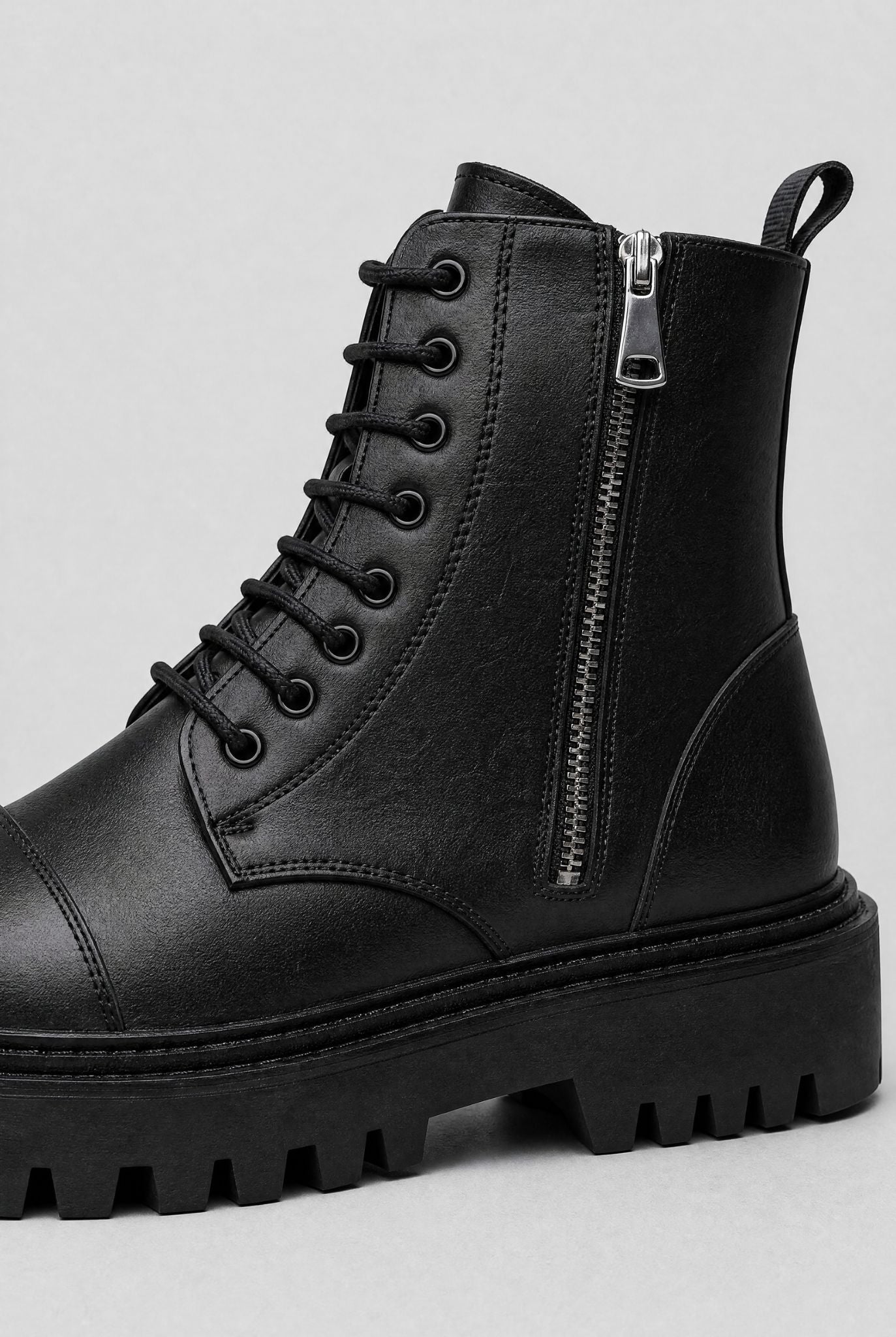 Bota Masculina Tratorada British em Couro com Solado Robusto Use Cavalieri